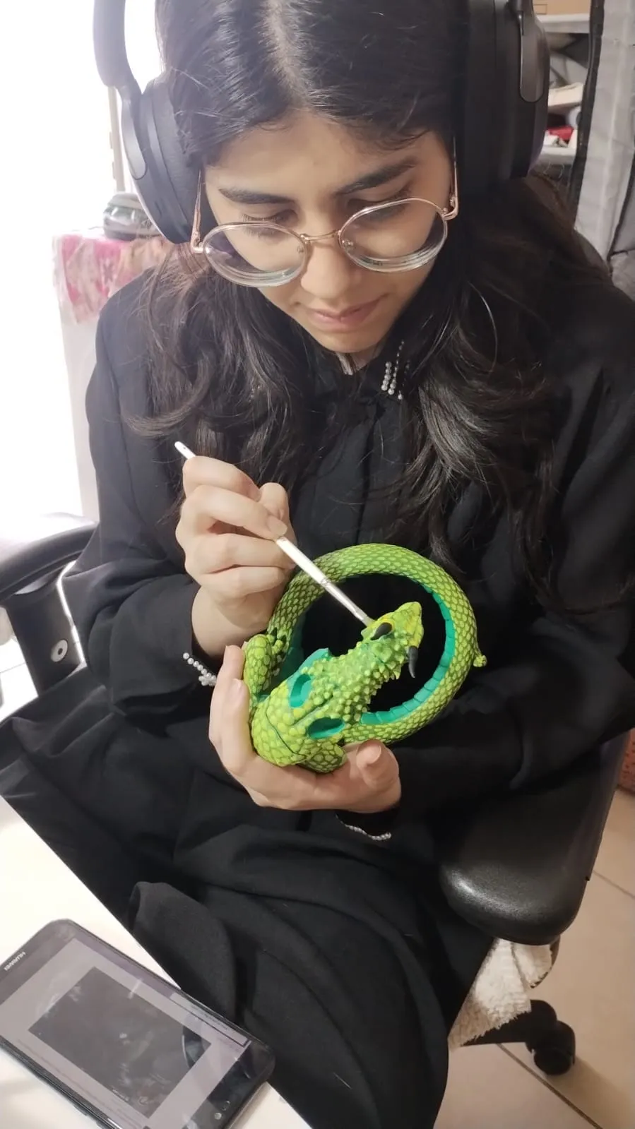 Amira trabajando luces y metales